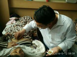 Le petit fils de Xie Xiliang en train de soigner une malade atteinte de cancer de l’œsophage